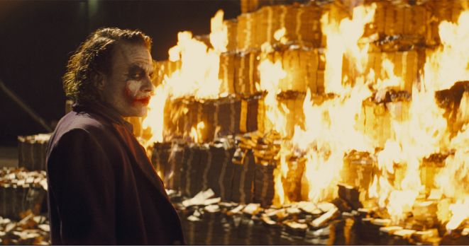 Otázky fanoušků: Kolik peněz vlastně spálil Joker v Nolanově Temném rytíři?