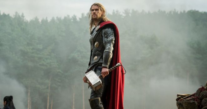 Představitel Thora Chris Hemsworth si tahá domů kladiva, prozradila jeho manželka