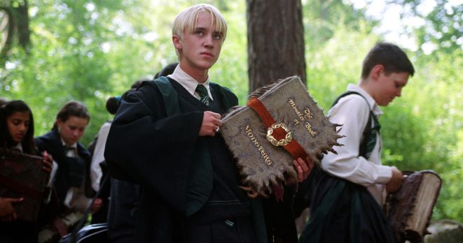 Jak Harry Potter měnil kostýmy. Vysvětlíme, proč už smrtijedi nevypadají jako Ku Klux Klan