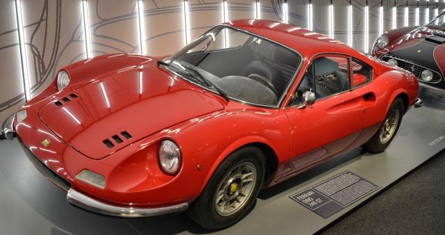 Nový životopisný film o automobilovém magnátovi Enzo Ferrarim se s velkou rychlostí představuje v první upoutávce