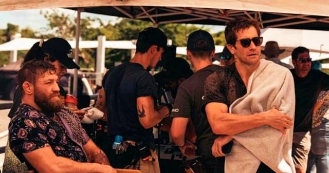 Conor McGregor ve filmu? Jake Gyllenhaal a Conor McGregor ukazují remake filmu Road House na prvních snímcích