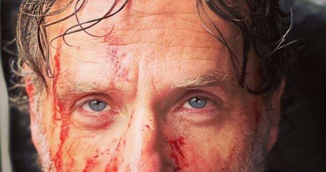 Hvězda seriálu Živí mrtví (The Walking Dead) Danai Gurira sdílela fotografii ze zákulisí, na které je Andrew Lincoln potřísněn krví coby Rick Grimes.